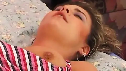 Симпатичная девушка переходит от мастурбации к сосанию члена