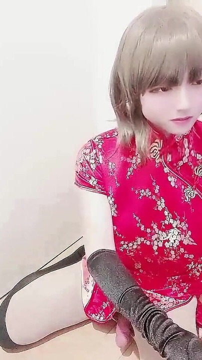 Trenutak koji morate podijeliti iz "Japanski transvestit Miya masturbira u kineskoj crvenoj haljini 8"