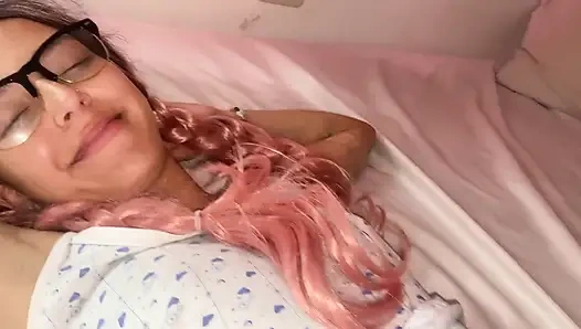 Çirkin dady'mle odayı paylaşıyorum, lordum beni iyi sikiyor ve tüm sütümü alıyor