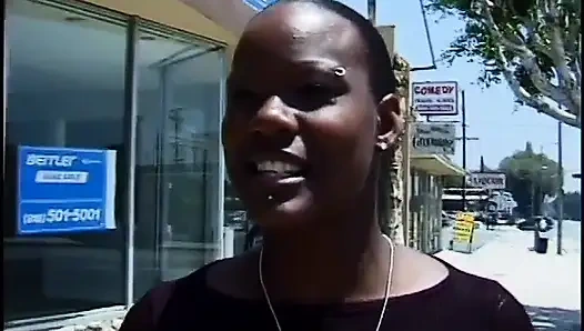 Tombul götlü zenci sikilmeden önce ıslak bir sakso çekiyor