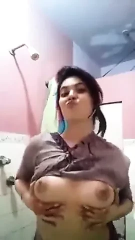 Awek desi India panas dalam video bogel viral, dia bersendirian di bilik air