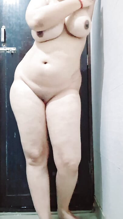 Indian desi cousin caught while bathing, hot indian girl