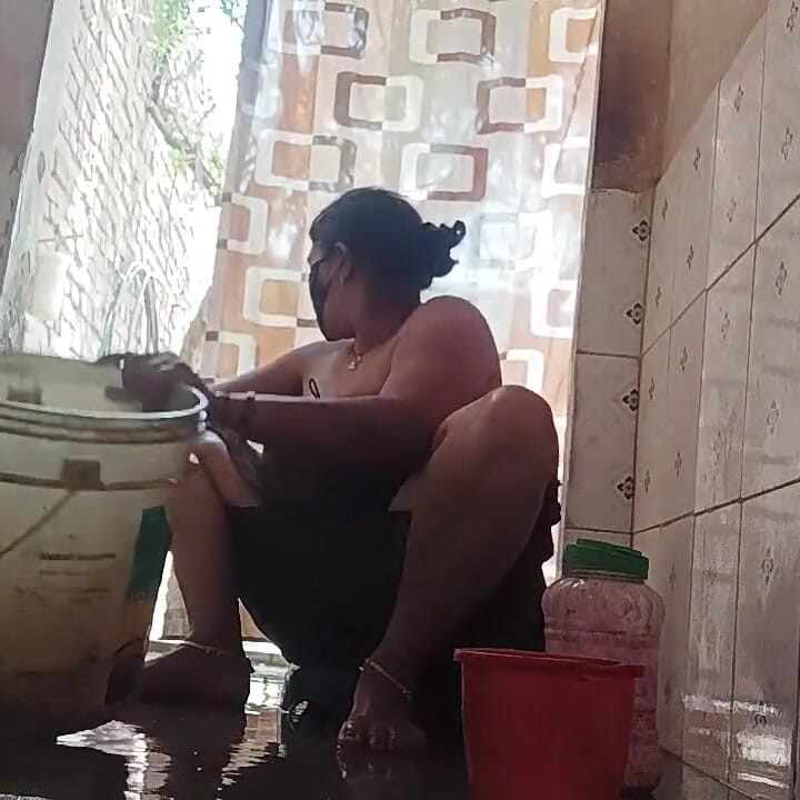 Çıplak yengenin banyo yaparken xxx videosu