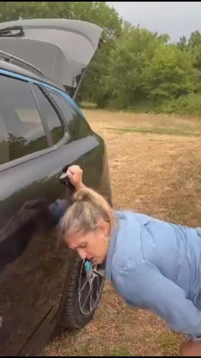 Trenutak koji morate vidjeti iz "Donosim ručak svom polubratu na selu i njegova žena želi moj kurac."
