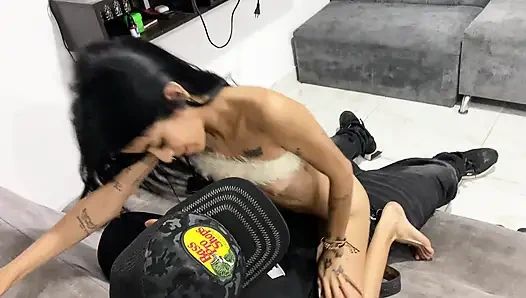 Эта симпатичная горячая девушка ищет меня в гостиной, чтобы я могла трахнуть ее на мебели в моем доме.