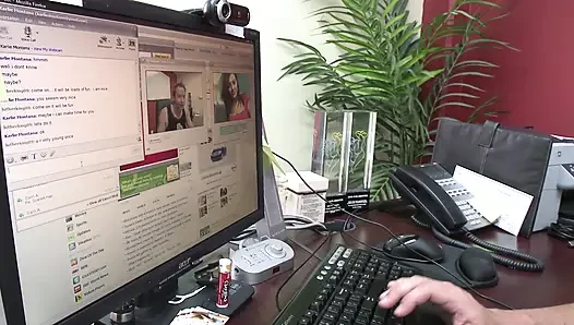 Esmer genç kız büyük bir yarakla sikiliyor ve dölleniyor