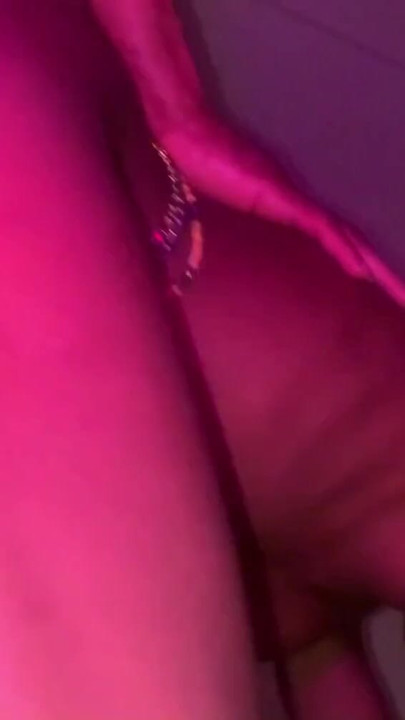 ホットな黒檀のティーンのバックショットとスタンドアップセックスセッション、濡れたクリーミーな膣ビュー | クリップ 1