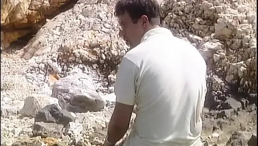 Sarışın orta yaşlı seksi kadın erkek arkadaşı tarafından ormanda sikiliyor