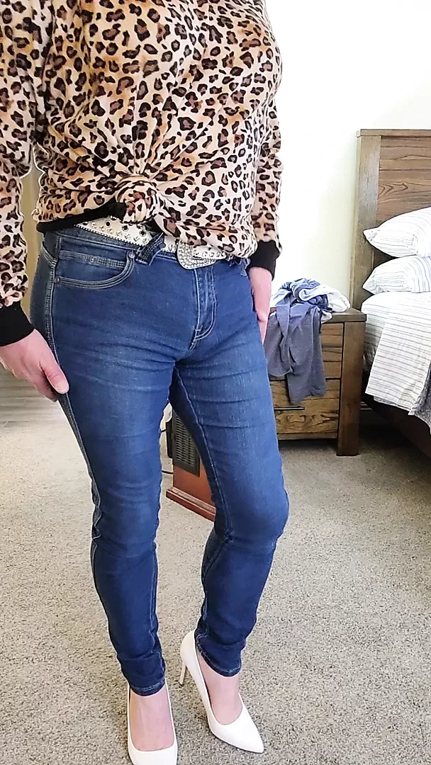 Tessa pita kako ti se sviđaju njene pantalone