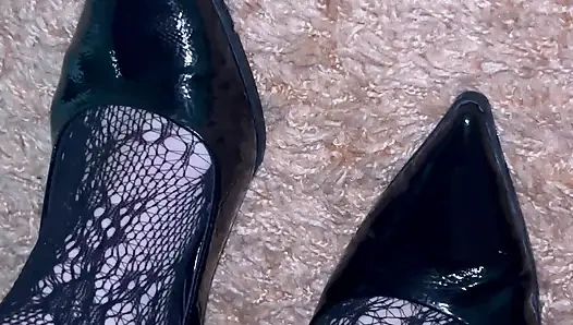Играю с моими ногами в сексуальных чулках и на каблуках