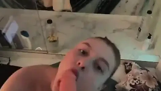 Cewek sange ini lagi asik nyepong kontol dan nyepong kontol sampai dicrot di muka