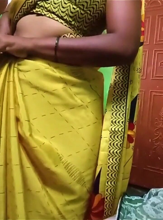 عمو تظهر ثديا كبيرا وتغير الساري