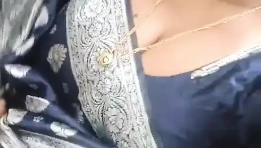 Kendi teyzen sari içinde parlıyor