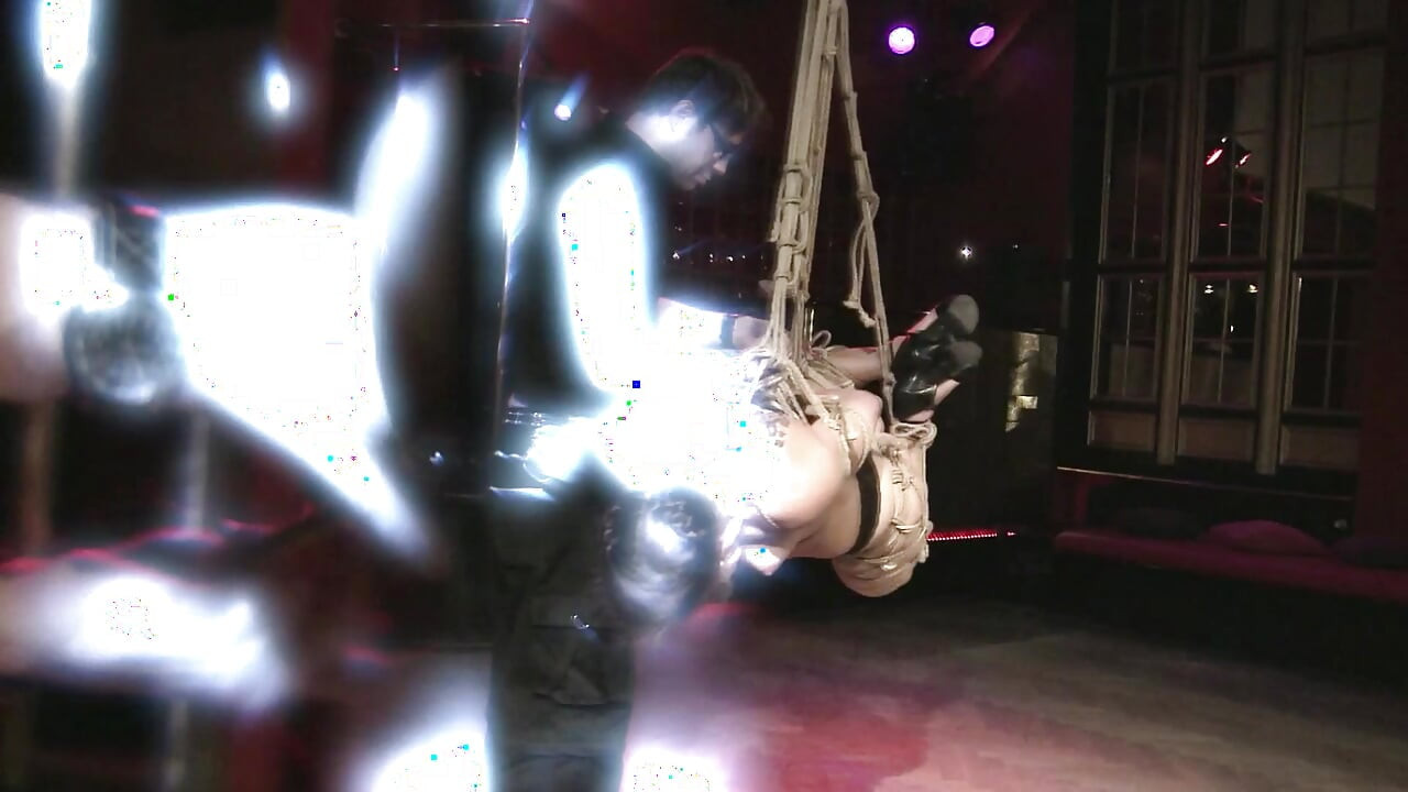 在色情束缚中被暂停的熟女：激烈的捆绑SM暂停和刺激