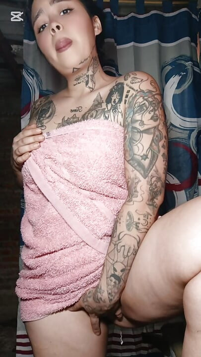 Esperanza Gómez in a towel
