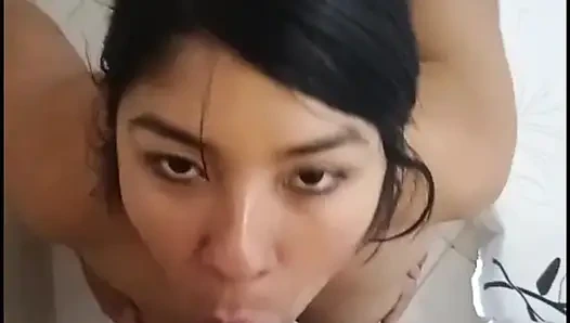 Mandi emas di kamar mandi sambil bersenang-senang dengan sahabatku