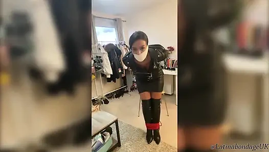 Latina gefesselt und mit Mikrofoam geknebelt (hd)