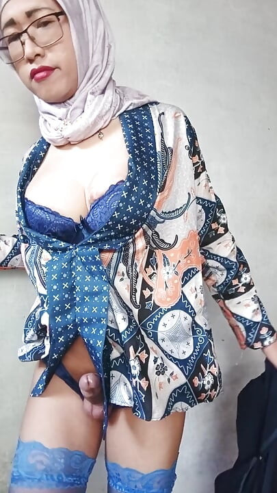 Hijab Shemales with Big Dicks Dildo Masturbate Until She Cum