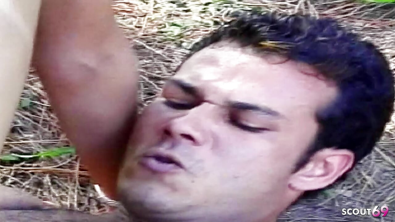 A szőke transzi seggbe dug egy latino srácot a szabadban, amíg el nem élvez