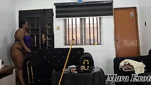 Fetter arsch, ebenholz-MILF putzt nackt