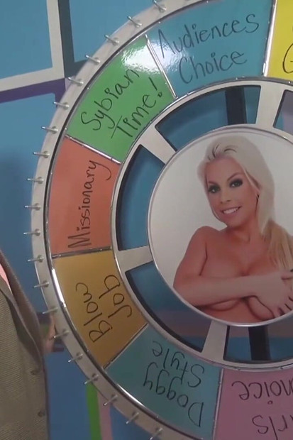 Napaljene porno zvijezde sjedaju na lice sretnom frajeru dok mu puše i drkaju kurac