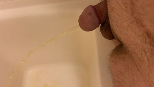 Şişman adam küçük bir penis işeme ile
