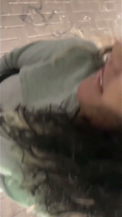 Tatuada milf atrapada chupando polla al aire libre