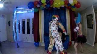 De pornoster komedie toont de perverse clownshow