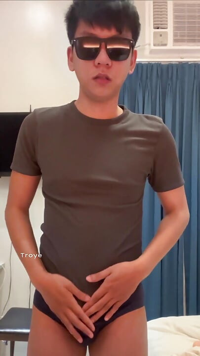 쪼이는 보지 장난감을 따먹는 대학생