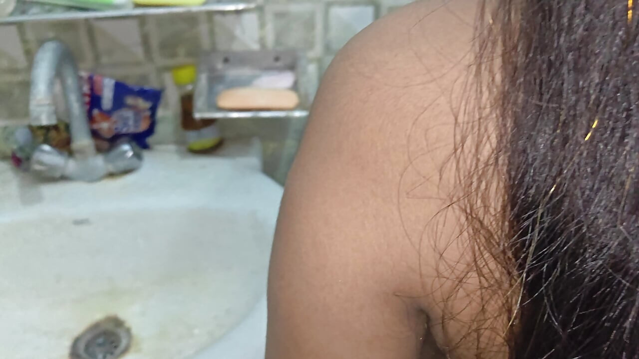 Meine stiefschwester nahm ein bad im waschraum