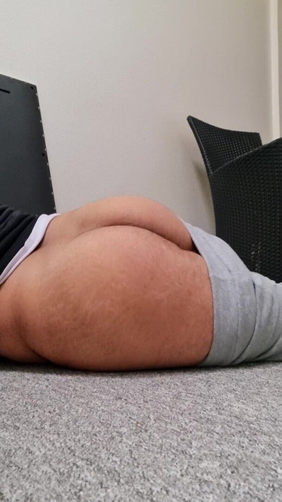 Horny brown bubble butt shows smooth asshole on cam