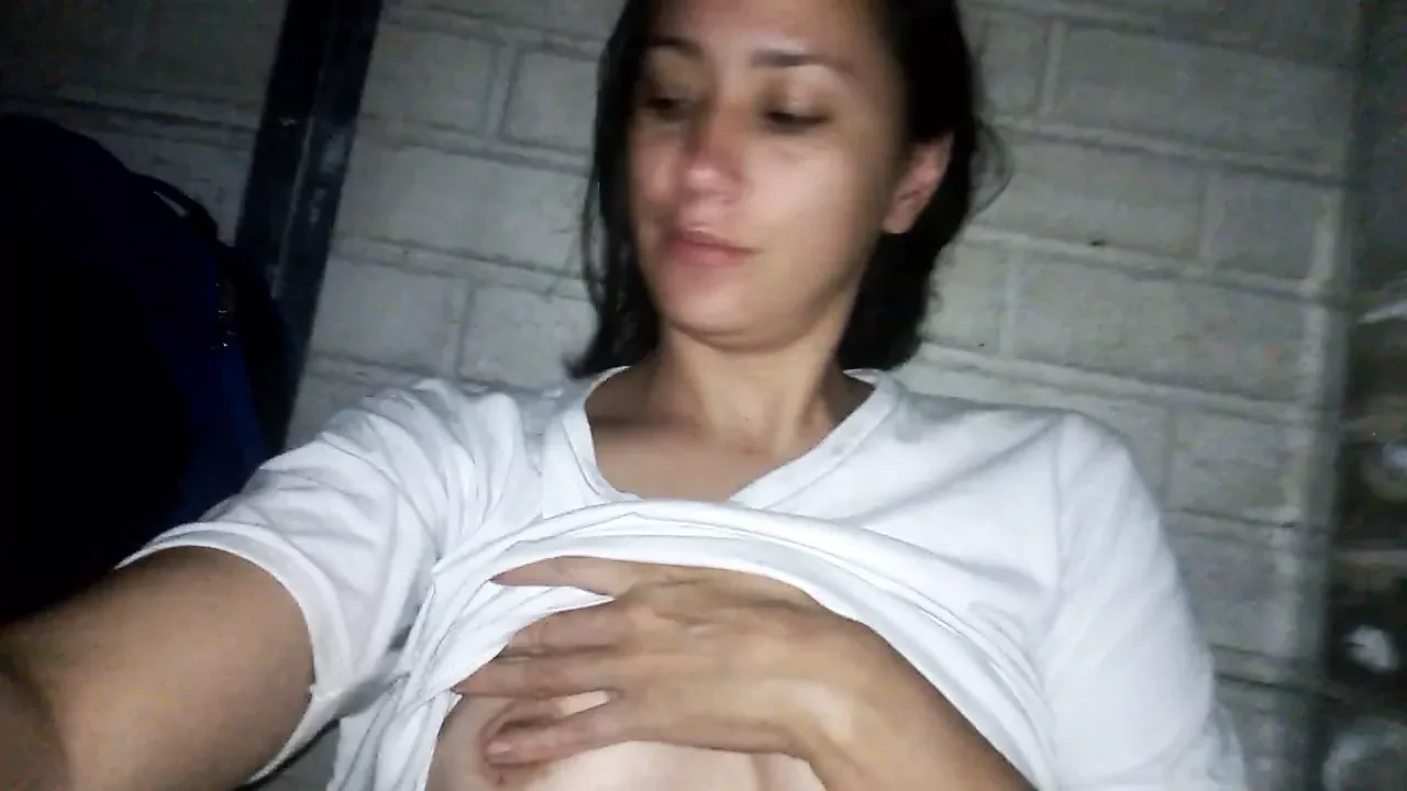 我晚上在邻居面前自慰