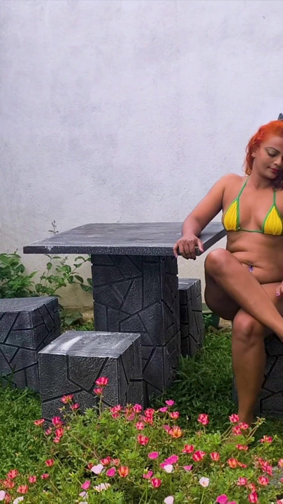 Seksikkäät bikinit kokeile Haul Nilmini Sheronia
