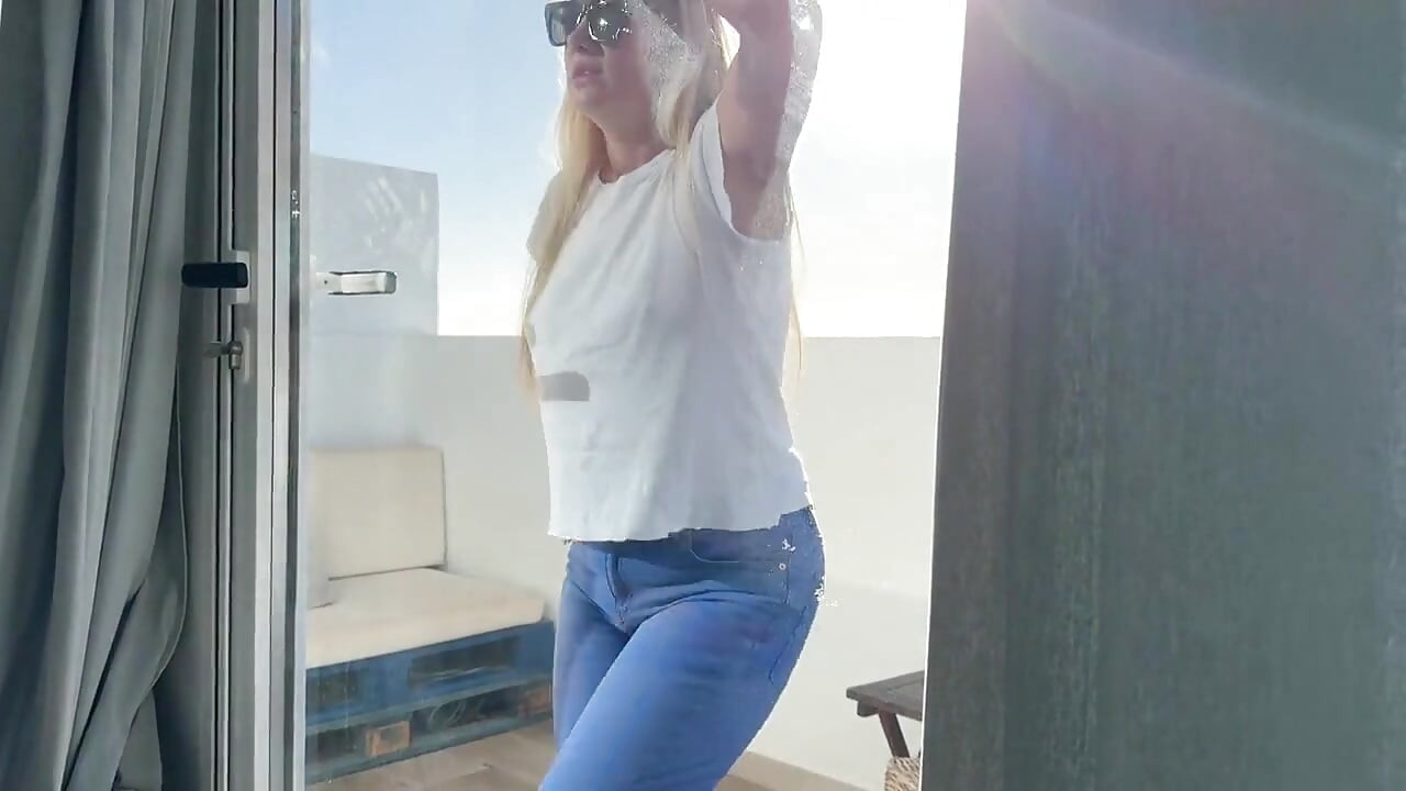 Girl Locked on the Balcony and Had to Wet Her Jeans