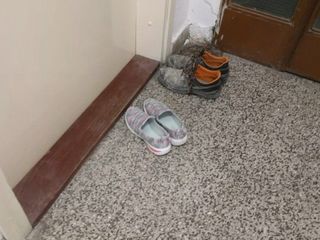 Spuszczanie się na nieznane buty dziewczyny w części budynku 1