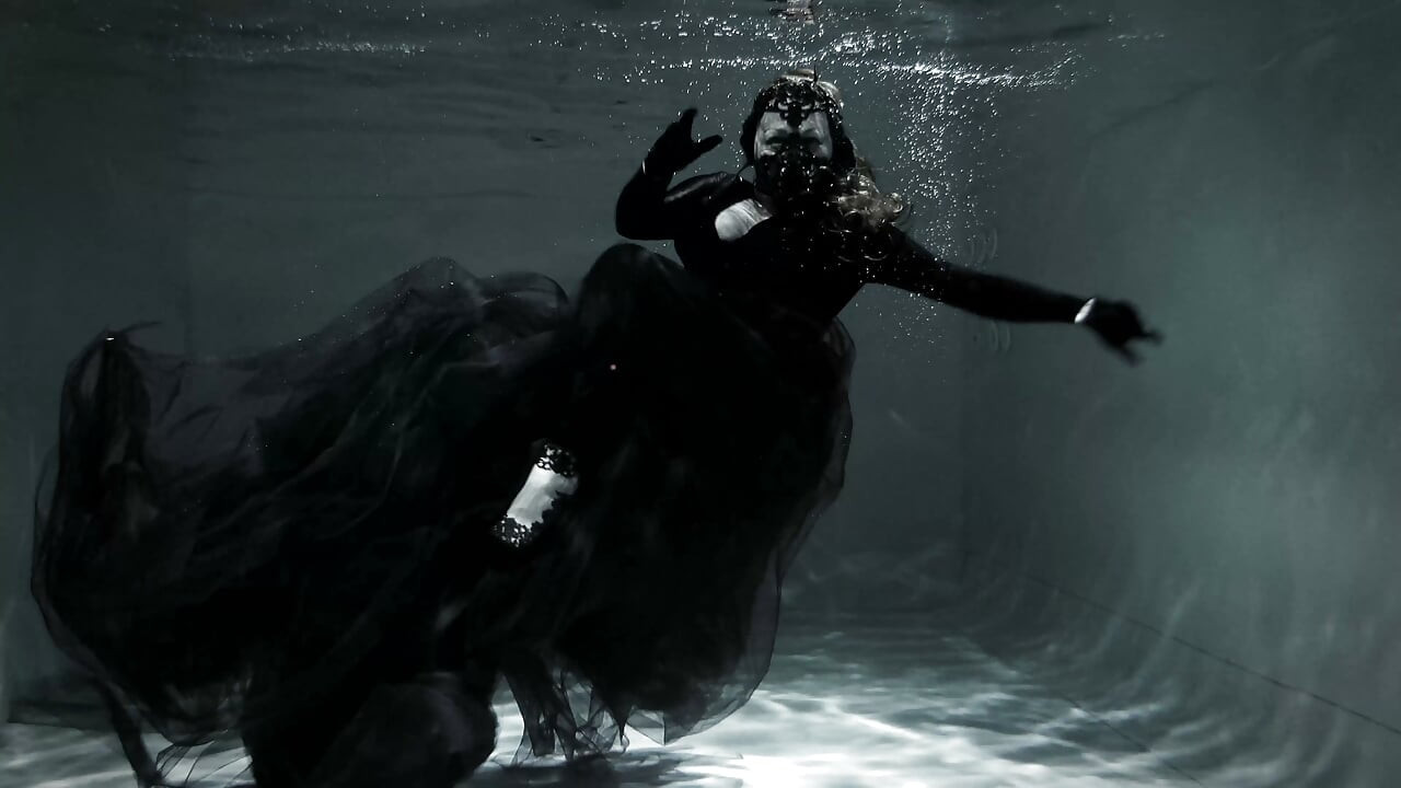 Underwater shooting - full backstage