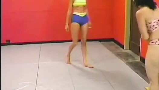 Cewek Prancis yang mencengangkan berbagi dildo di lantai gulat