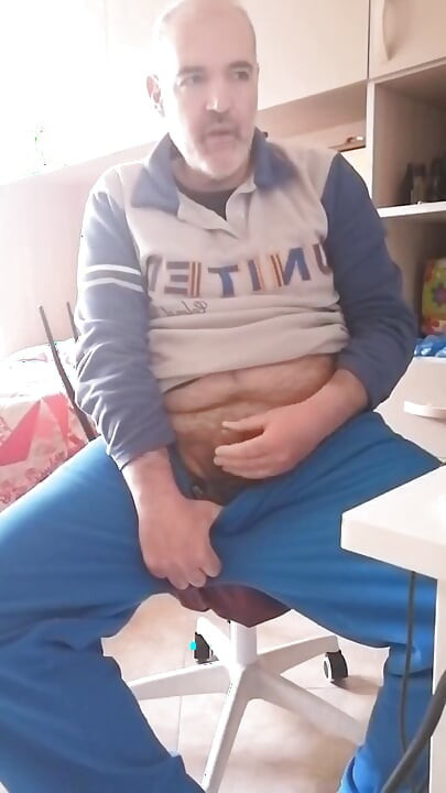 İdrar ediyorum, penisimin ucunu idrarımın içine batırıyorum ve sert penisimi mastürbasyon yapıyorum