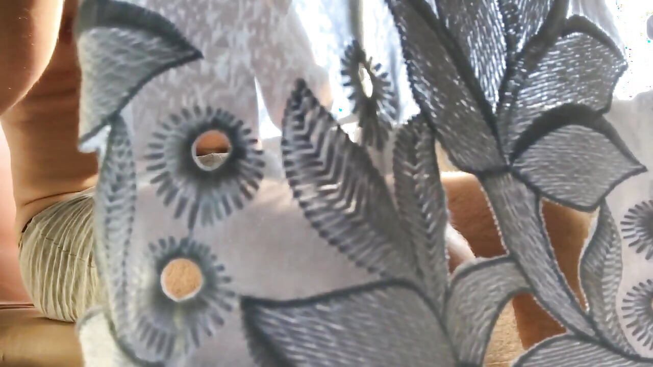 L-am prins pe soțul meu masturbându-se și m-am excitat, mi-a permis să-mi fut pizda și să mă curăț după el.