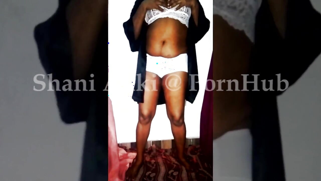Une Sri-lankaise taquine en robe de nuit et se masturbe