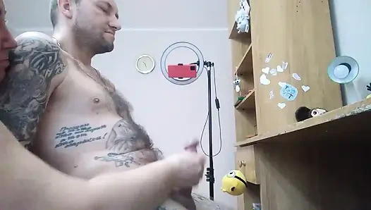 Erwischte mich beim wichsen und half mir beim abspritzen