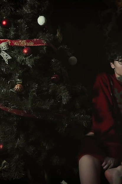 クリスマスツリーの下でオナニー