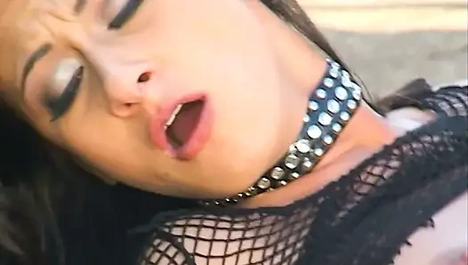 Sesi ngentot tante seksi rambut cokelat dengan stoking jala di luar ruangan
