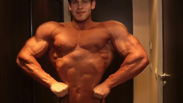 Str8 bodybuilder massive flexing