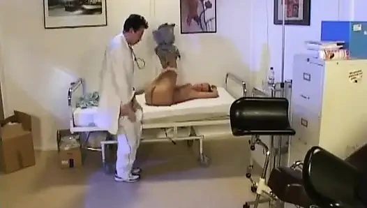 Ateşli Lezbiyenler Ve Tıp Odasında Sert Sikişiyor