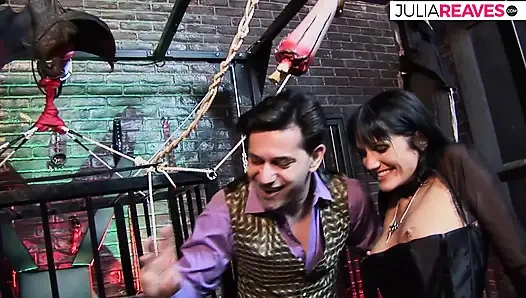 Красотка скачет на огромном члене, пока другой лижет ее клитор от большого удовольствия