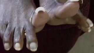 Чернокожие ногти на ногах в видео от первого лица