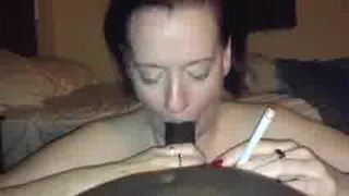 Matura donna bianca che fuma e succhia grande cazzo nero