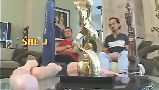 İki koca sikli adam bu siyah saçlı seks düşkünü fahişenin üç desini de kırıyor