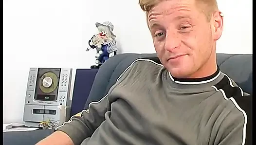 Klasik videoda esmer orta yaşlı seksi kadın yarak emiyor ve sert sikiliyor